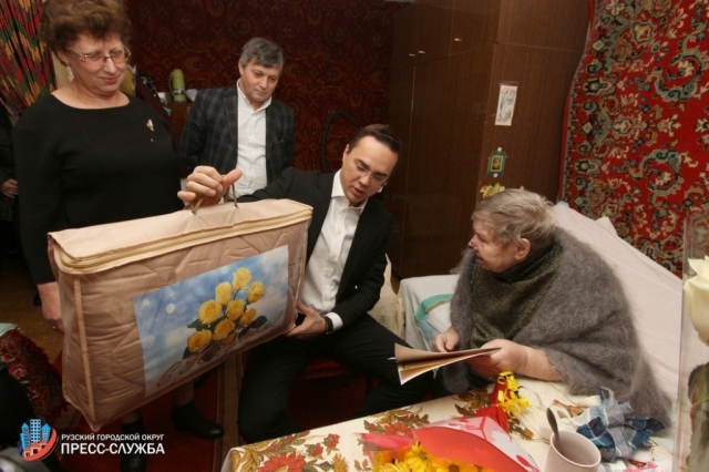 Поздравления от Президента РФ передал Максим Тарханов жительнице Рузского городского округа
