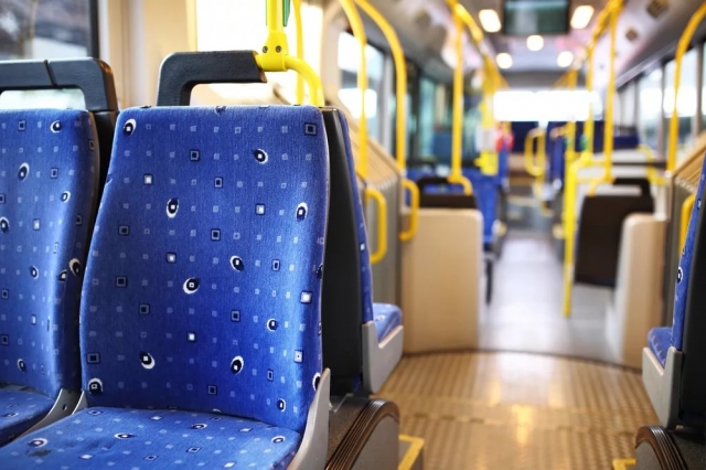 Сотрудники Госавтоинспекции напоминают пассажирам о соблюдении правил безопасности во время поездок в общественном транспорте