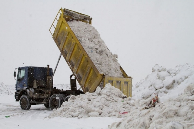 Мусоровозы начали вывозить снег в Рузском округе