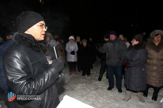 Глава Рузского округа обсудил вопрос благоустройства двора с жителями поселка Новотеряево