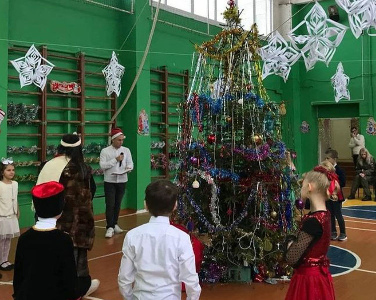  Лицеисты веселились вокруг новогодней елки