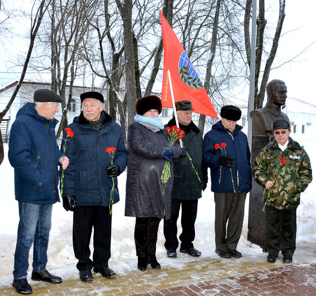 Ружане приняли участие в торжественном возложении цветов