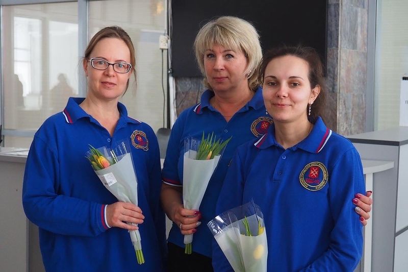 Рузские активисты ВСКС, волонтеры и юнармейцы поздравили женщин из ЕДДС