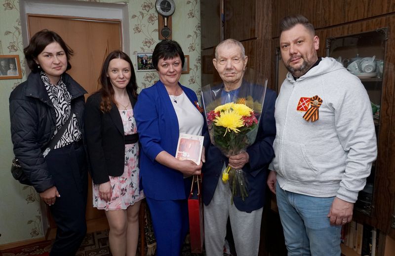 Юрий Пеняев поздравил ветерана