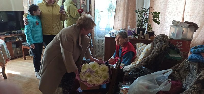Татьяна Ермолаева поздравила ветерана с наступающим праздником