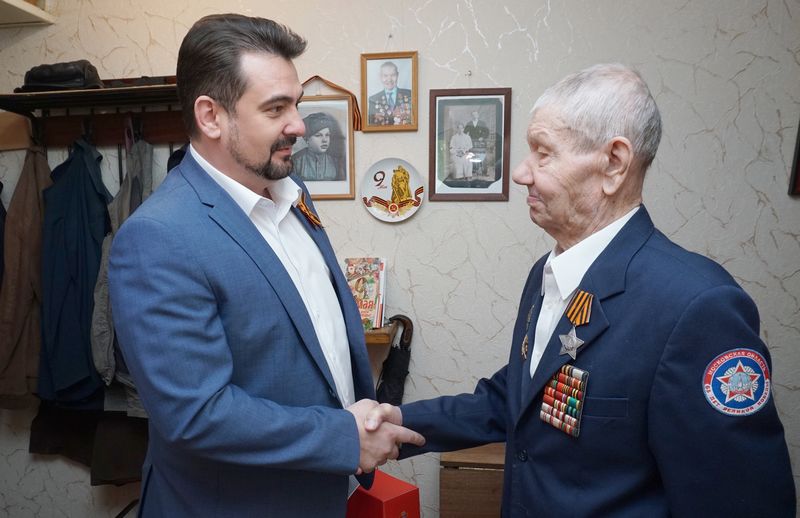 Николай Пархоменко поздравил ветерана 
