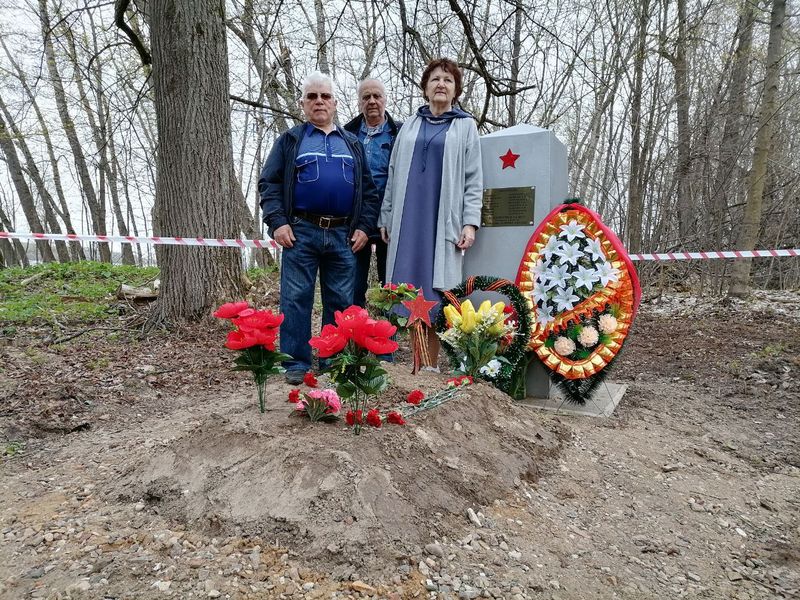 На братскую могилу в Лужках возложили цветы
