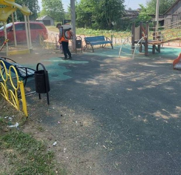 В Рузском округе убирают мусор на детских площадках