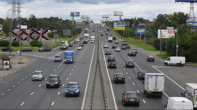 Водителей Подмосковья просят быть внимательными из-за увеличения числа транспорта на дорогах