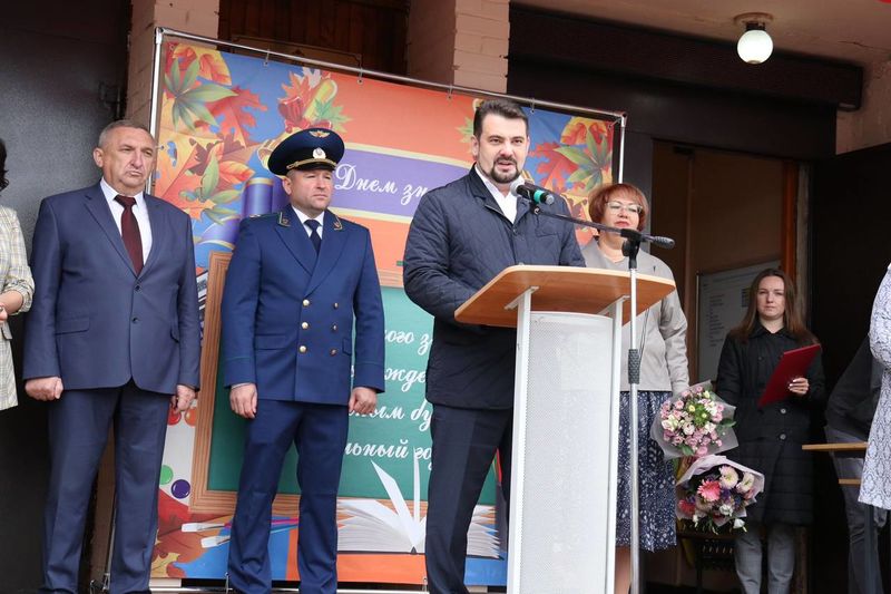 Николай Пархоменко побывал на торжественной линейке в Колюбакинской школе