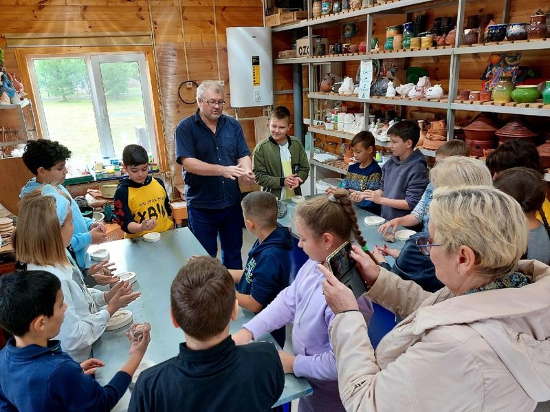 Тучковские школьники посетили усадьбу керамики