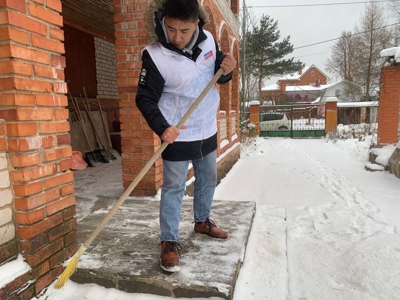 Рузские молодогвардейцы расчищают навалы снега