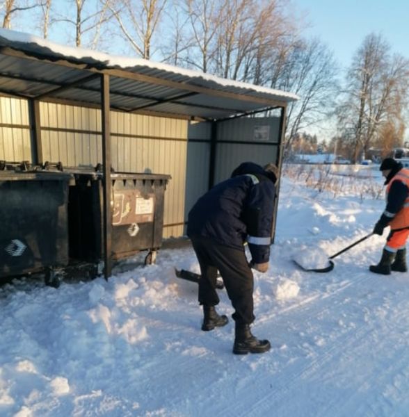 В Рузском округе убирали снег на контейнерных площадках