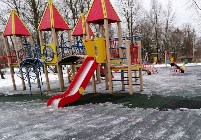 В Рузском округе расчищают детские площадки