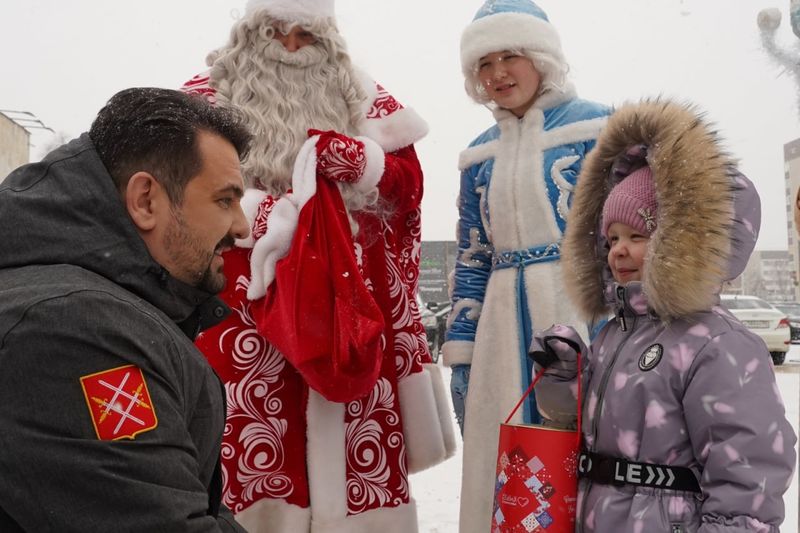 Николай Пархоменко вручил подарки детям мобилизованных граждан