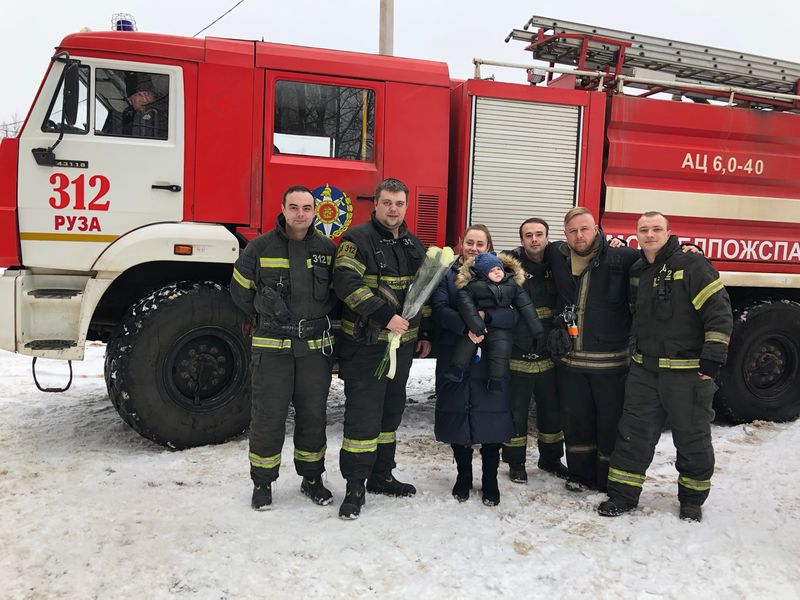 Пожарные ГКУ МО «Мособлпожспас» поздравили малыша с днем рождения 