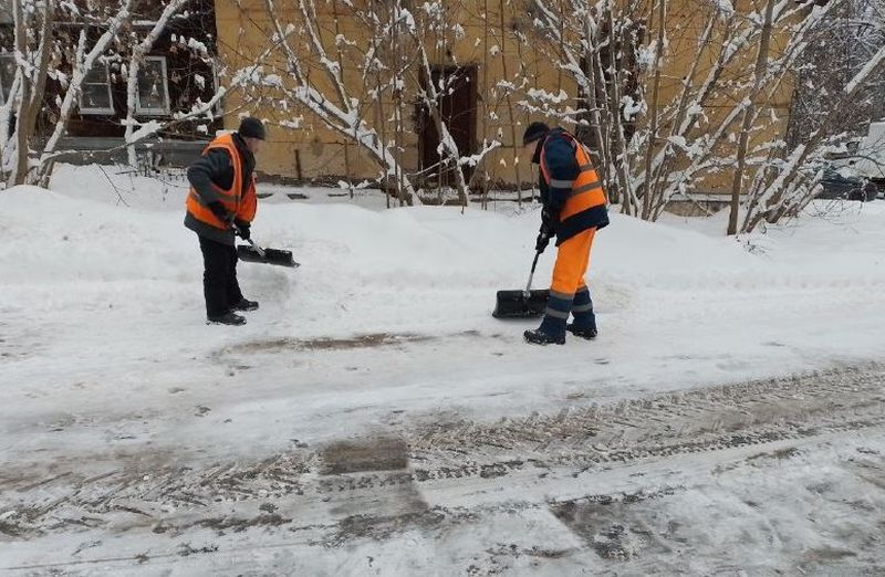 В Рузском округе убирают снег на общественных территориях