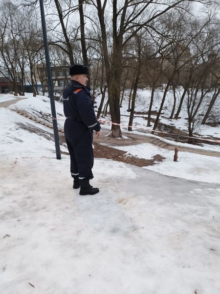 Работники ГКУ МО «Мособлпожспас» призывают соблюдать правила безопасности при спусках со снежных горок     