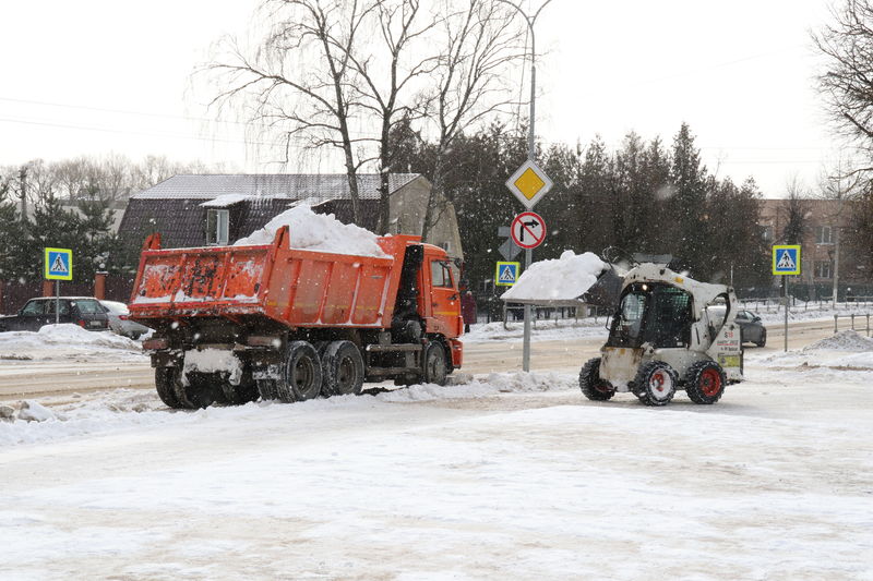 В Рузском округе очищают улицы и тротуары от снега 