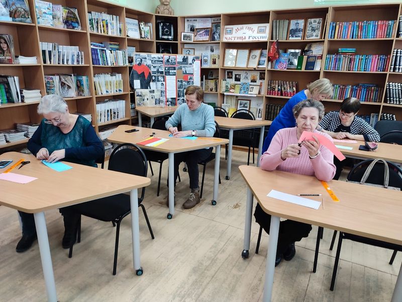 В Тучковской библиотеке мастерили гиацинт 