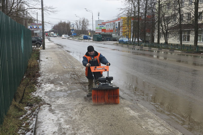 В Рузском округе наводят чистоту на дорогах и тротуарах 