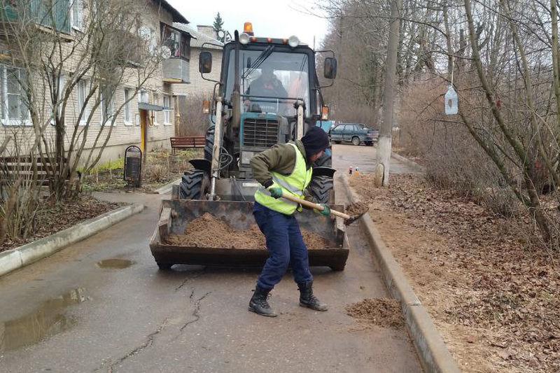 В Рузском округе наводят чистоту на обочинах дорог 