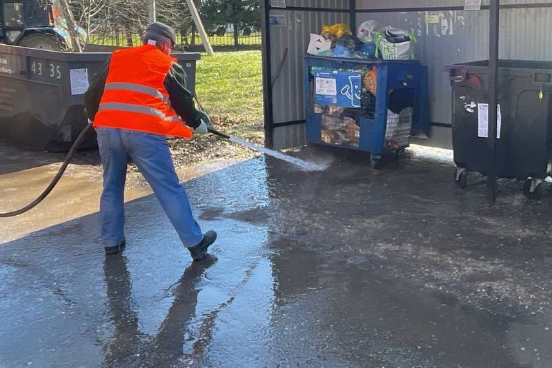 В Рузском округе убирают мусор на контейнерных площадках 