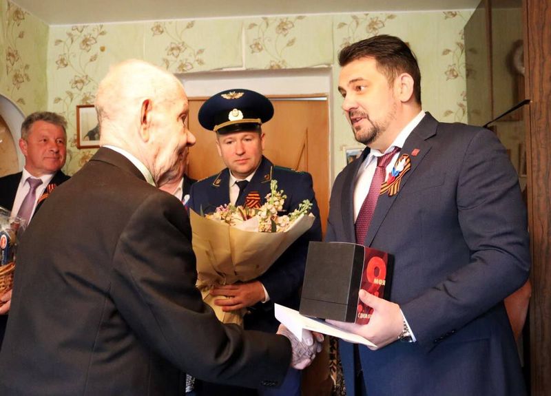 Глава Рузского городского округа Николай Пархоменко навестил ветерана Великой Отечественной войны Николая Скворцова