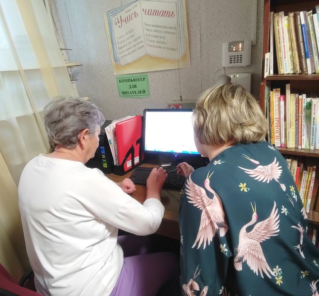Пенсионеры Поречья осваивают «Одноклассники» в библиотеке