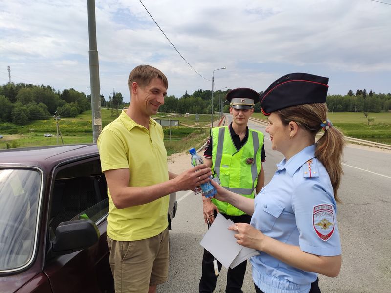 Рузские сотрудники Госавтоинспекции раздают водителям воду и призывают не превышать скорость