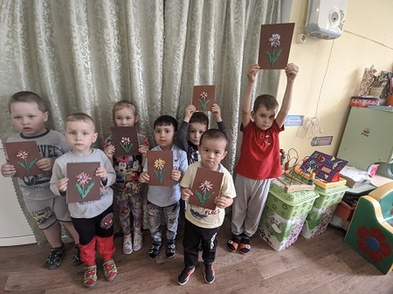 В Тучковском детском саду делали цветы из ватных палочек