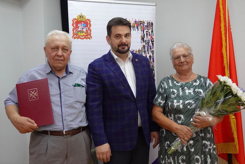 Николай Пархоменко поздравил с юбилеем семейные пары 