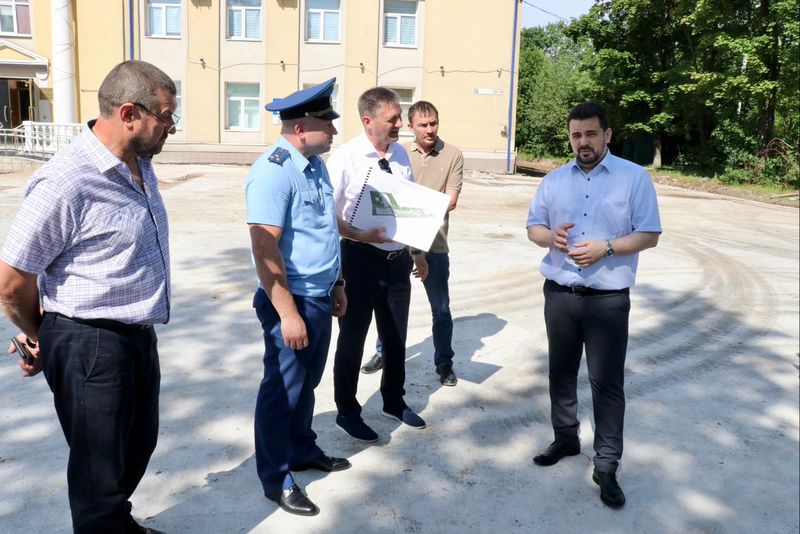 Николай Пархоменко проверил ход реконструкции Аллеи Славы в Тучково
