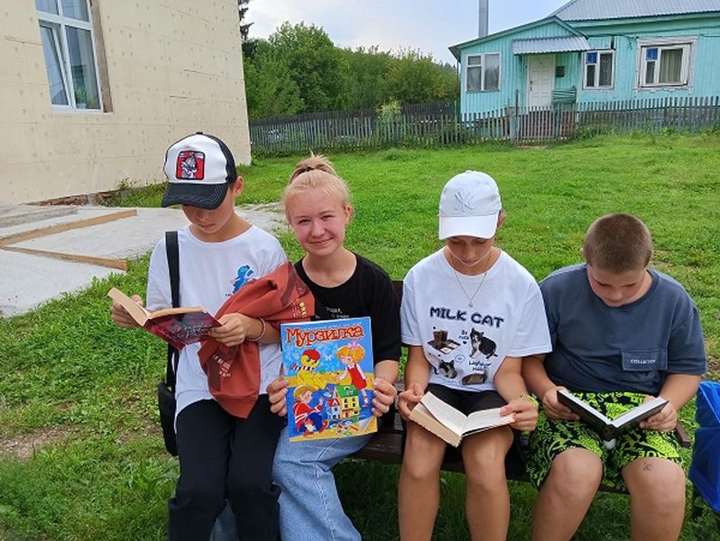 Воробьевские ребята читали книги с настроением 
