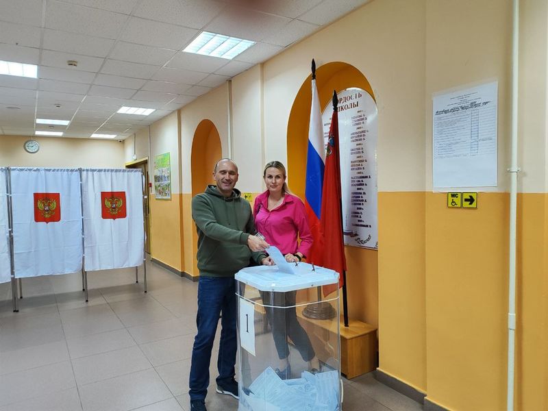 Депутат Андрей Рыбальченко проголосовал на выборах губернатора вместе с супругой