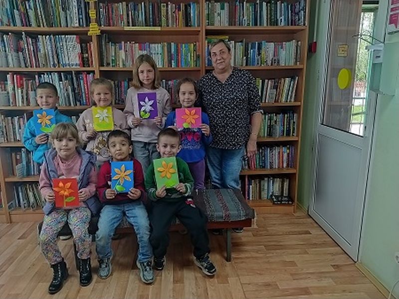 В Тучковской библиотеке мастерили бумажные лилии 