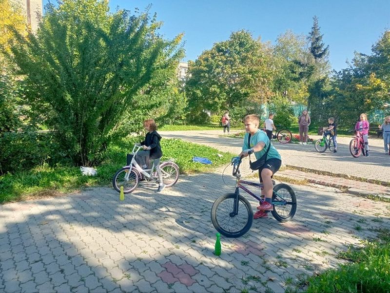 Читатели Рузской библиотеки – на велосипедах и самокатах