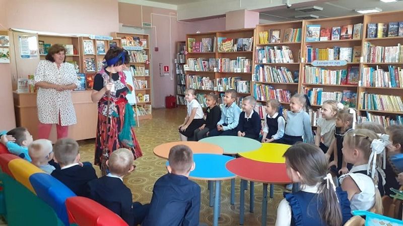 Рузские первоклассники научили Бабу Ягу, как вести себя в библиотеке