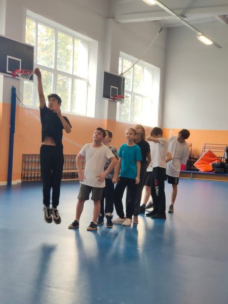 Дороховские школьники играют в баскетбол