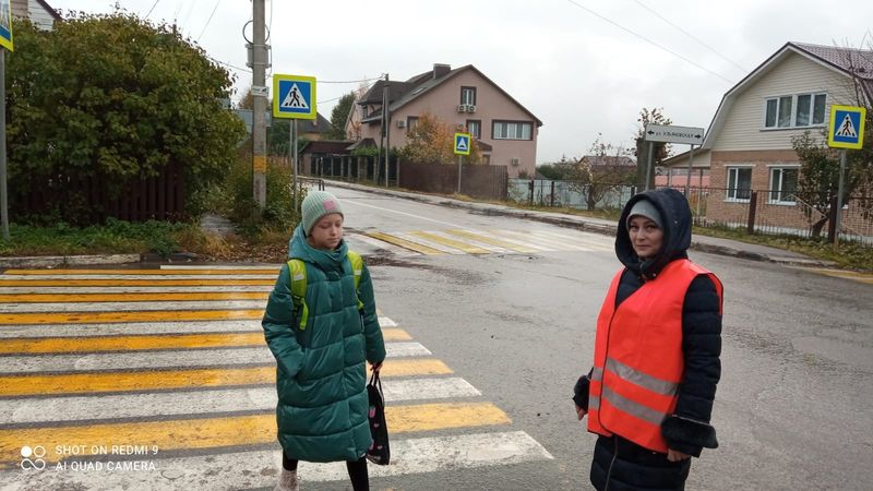 Рузским школьникам помогают переходить дорогу
