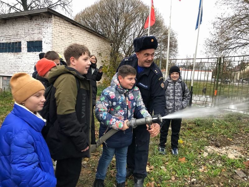 Огнеборцы провели экскурсию по подразделению для школьников из Рузского округа    