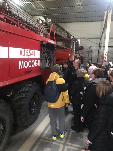 Пожарные провели день открытых дверей для гимназистов из Рузы 