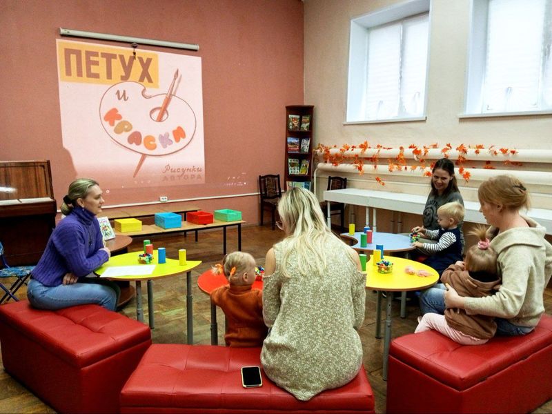 «Петух и краски» – занятие для малышей в Рузской библиотеке 