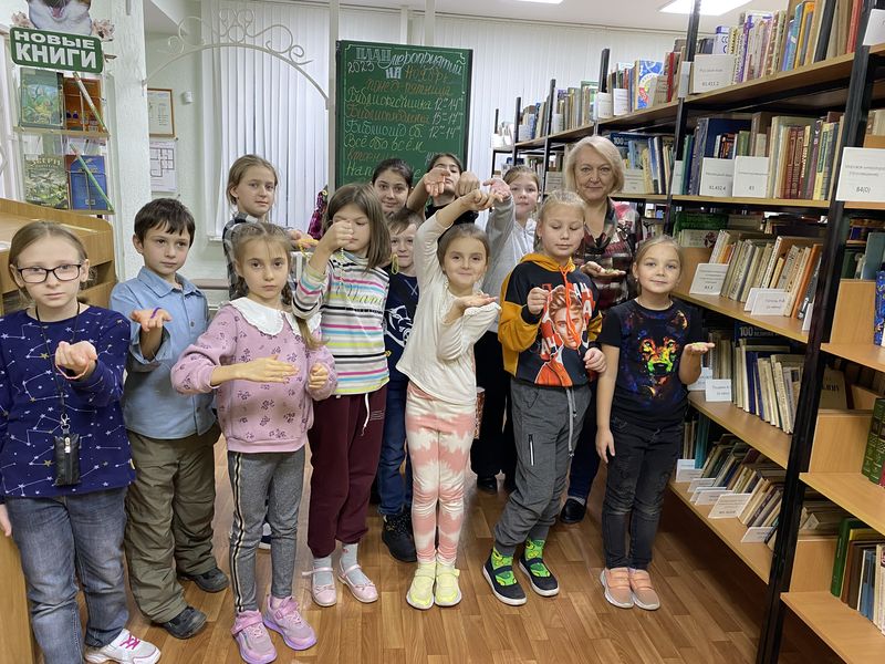Тучковские ребята плели браслеты дружбы для детей Донбасса