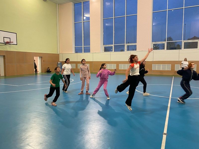 Тучковские школьницы играли в баскетбол