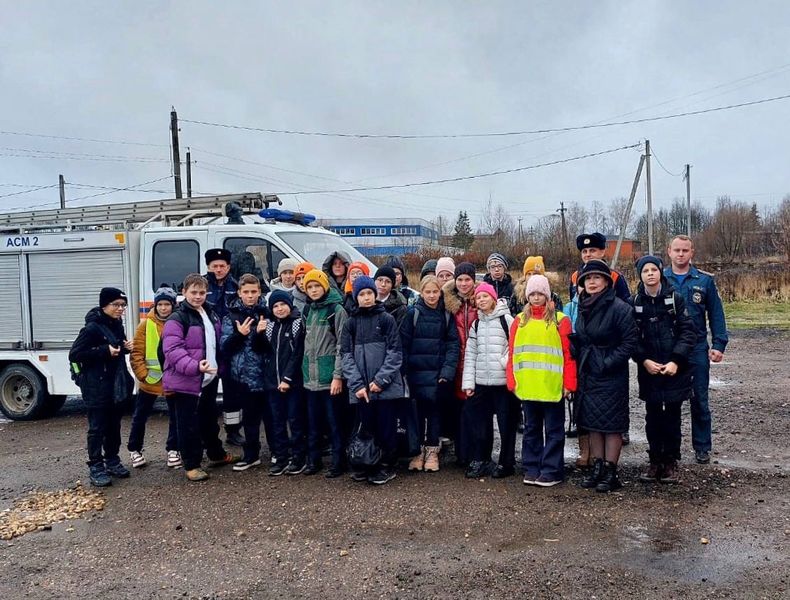 Спасатели ГКУ МО «Мособлпожспас» провели занятия для школьников из Рузского городского округа