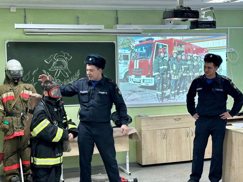 Пожарные ГКУ МО «Мособлпожспас» провели занятия для школьников из Рузского округа 