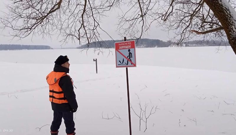 Работники противопожарно-спасательной службы Московской области контролируют обстановку на зимних водоемах 