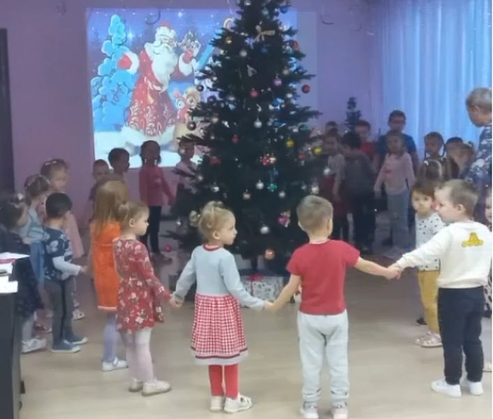 Нововолковские дошкольники попрощались с елочкой