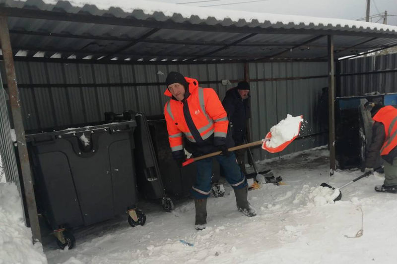 В Рузском округе расчищают снег на контейнерных площадках